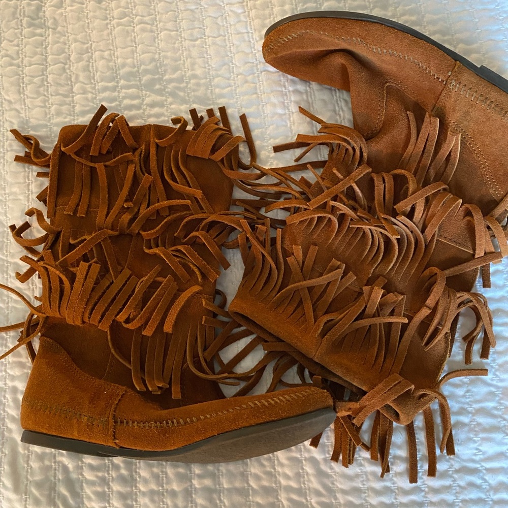 Minnetonka fringe boots size 10